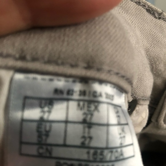 VintageGuess Light Gray jeans with fringe bottom-27” by 32” like new shape - Picture 9 of 11